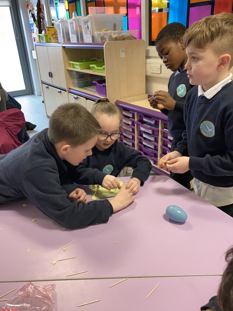 msgarciastfr's tweet photo. (1/2) P3 are busy working in their groups trying to build a tower out of toothpicks and playdoh to balance their egg on. Itβs proving quite a challenge π₯ @STEM_Edin @stfrancisps #easterSTEM https://t.co/zRmc2Eg1hT