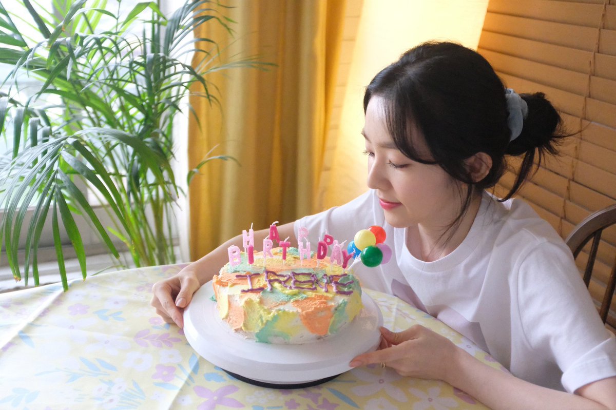 Baejdohyun's tweet photo. For the day that I can see the earth and endure to this day. I am grateful for what I got and very happy. You guys always encourage whatever I do. Thank you for all your wishes, Irene Record is already on YouTube! 💜☁️

🖇 https://t.co/7Hg0vzczxS https://t.co/UFWXR48zom