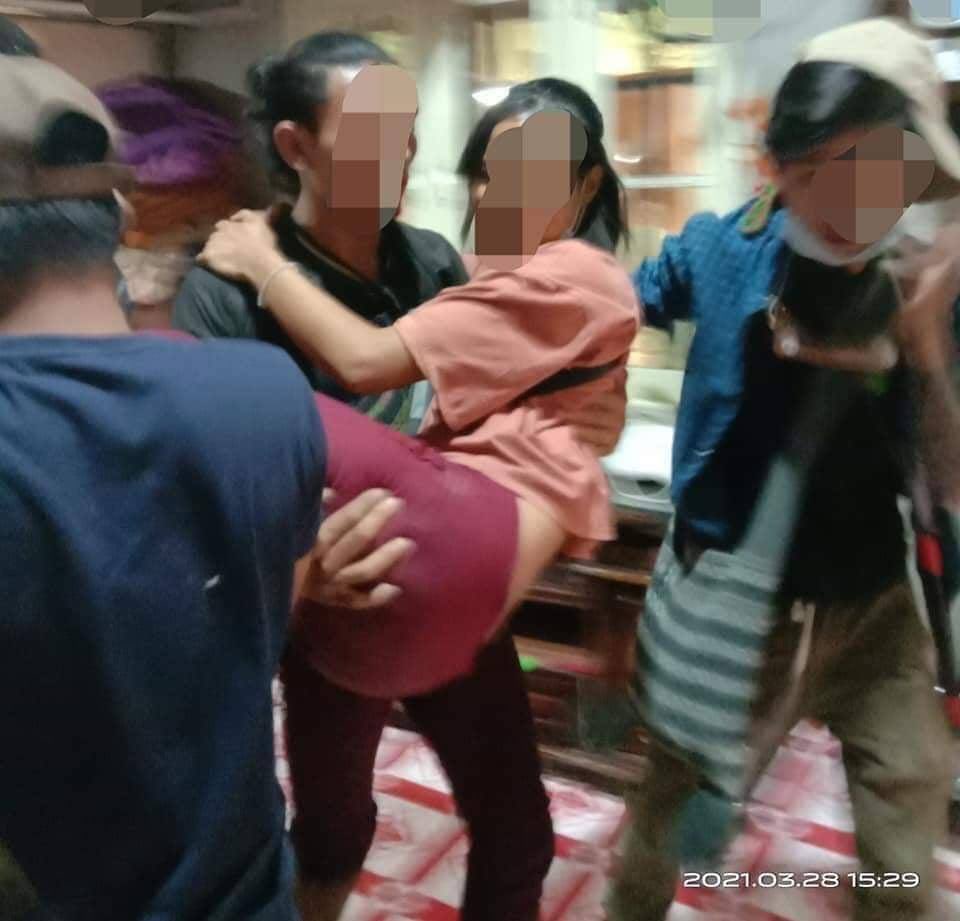 jason09513's tweet photo. tw // blood // wound
In Kalay City, military junta terrorists violently cracked down a protest. 4 protestors from Women For Justice team died and around 20 people were injured.
Rest in Power Brave Girls
JUNTA MASSACRE
#Mar29Coup
#WhatsHappeningInMyanmar https://t.co/nbkrbOOBGX