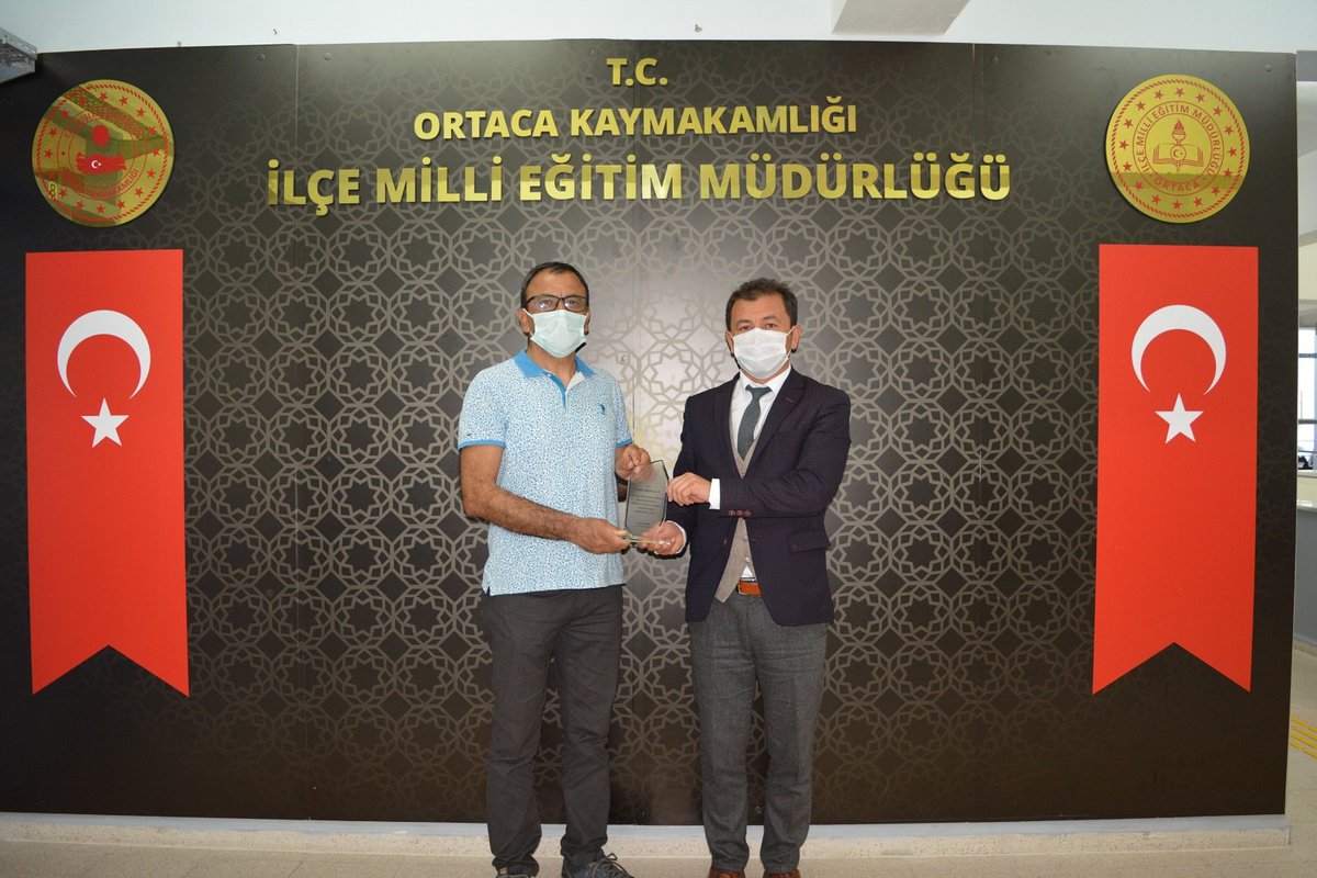 ortacamem's tweet photo. 2019-2020 Eğitim-Öğreti yılında yürüttüğü "Keyifli Okul Atölyem" isimli projesi ile okuluna e-Twinning okulu ünvanını kazandıran Cengiz Topel İlkokulu öğretmenimiz Erdal DİKDURAN İlçe Milli Eğitim Müdürümüz Seyit KAVAK tarafından plaketle ödüllendirildi. @seyitkavak @mugla_mem https://t.co/O2uuqaatuc