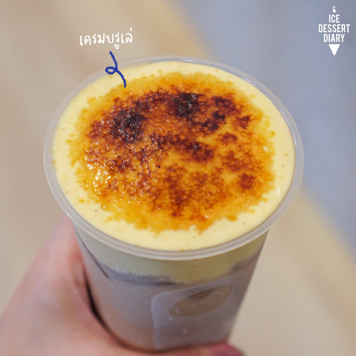 icedessertdiary's tweet photo. 𝙢𝙖𝙘𝙝𝙞 𝙢𝙖𝙘𝙝𝙞 สาขาใหม่ “สีลมคอมเพล็กซ์” ใจกลางย่านออฟฟิต 🤩 คือฮิตมากที่เกาหลี ชาขวดคือคิ้วท์ๆ มีทั้งชานม ชาใส รวมถึงเมนูสุดฮิตอย่างสตรอเบอร์รี่นมสด ใช้สตรอเบอร์รี่สดจากเกาหลีเลยนะ รับรองความหวาน หอม 🍓ด้านล่างเป็นพานาคอตต้า นัวๆ อร่อยมั่ก! #อร่อยบอกต่อ @aroii https://t.co/OVPGtZLefb