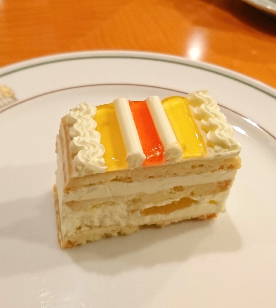 Satochibi ある夜更けにホテルニューグランドのカフェでいただいた小さな小さなケーキ カラフルな飴のジュレと バタークリームのフリルのような絞り模様がノスタルジックで胸の奥がキュンとした 横浜 ホテルニューグランド ザ カフェ Satochibi ある夜更けにホテルニューグランドのカフェでいただいた小さな小さなケーキ カラフルな飴のジュレと バタークリームのフリルのような絞り模様がノスタルジックで胸の奥がキュンとした 横浜 ホテルニューグランド ザ カフェ