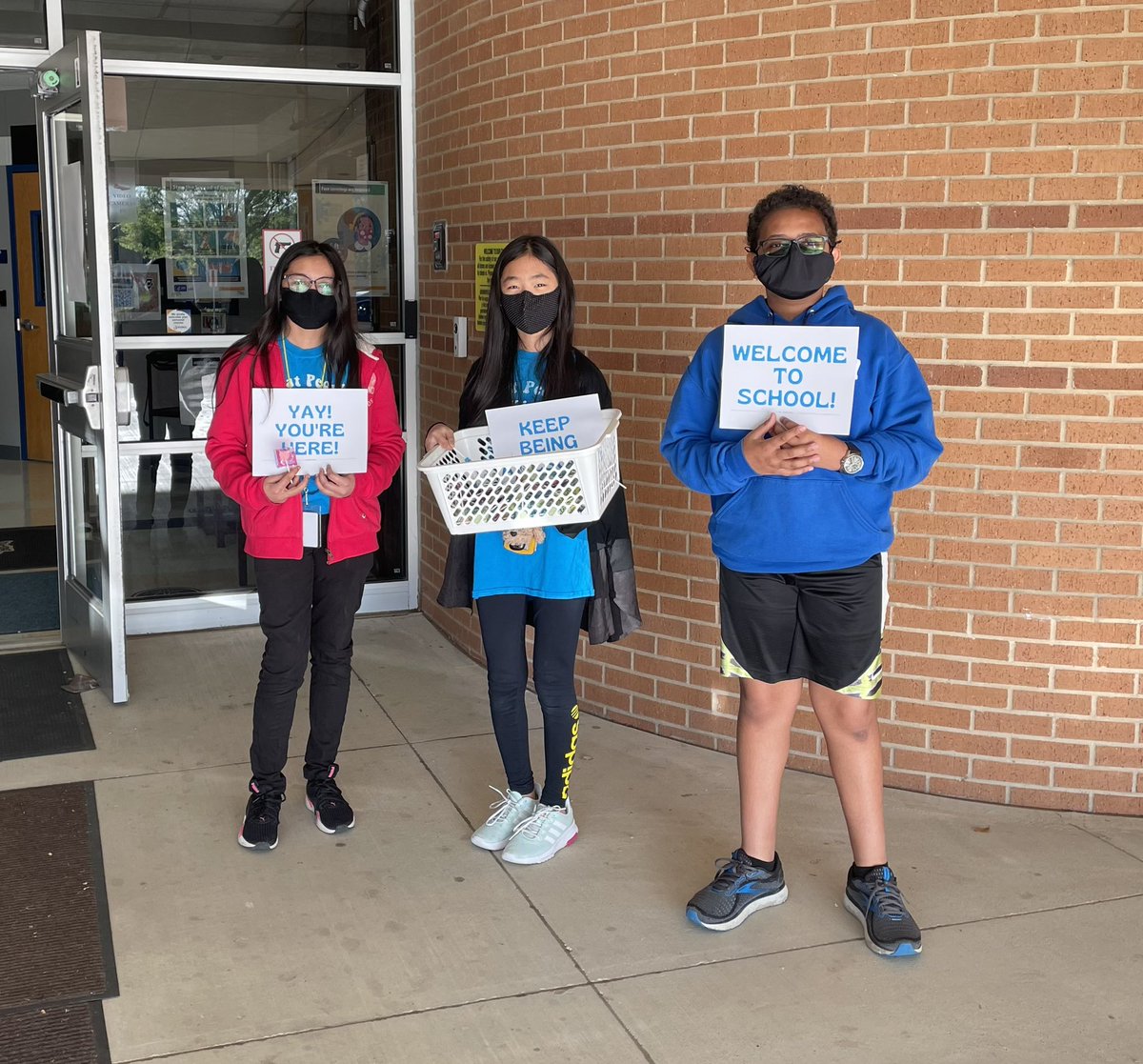 WebbSteffanie's tweet photo. It’s a beautiful morning this Monday with our fabulous @CreekValleyMS Kindness Ambassadors greeting everyone! #LISDbekind #IAmCVMS #prideinside https://t.co/tqjPc2EEMx