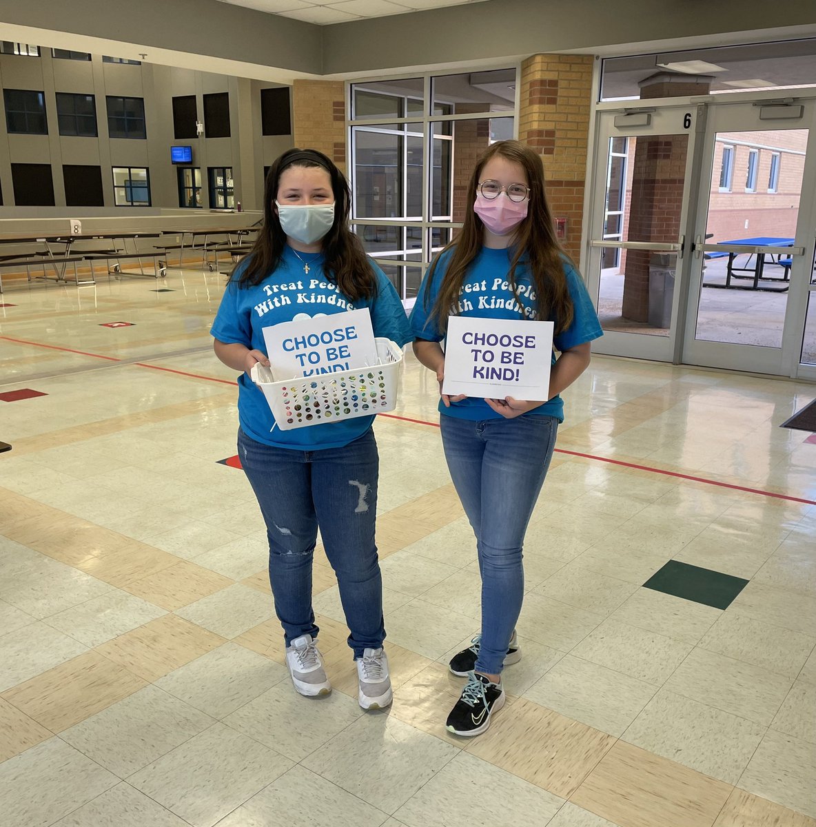 WebbSteffanie's tweet photo. It’s a beautiful morning this Monday with our fabulous @CreekValleyMS Kindness Ambassadors greeting everyone! #LISDbekind #IAmCVMS #prideinside https://t.co/tqjPc2EEMx