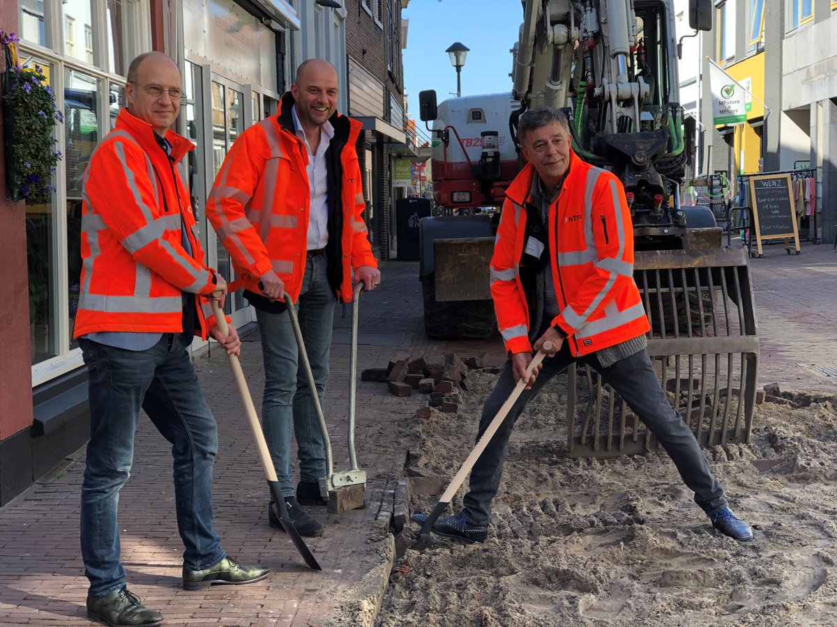Vele handen maken licht werk! Wethouder Auke Schipper Rob Alberti van NTP B.V. en Klaas van Dieren, voorzitter HAVO zetten hun beste beentje voor om de stenen in de Kerkstraat te verwijderen. Hiermee zijn de werkzaamheden van fase 2 in de Binnenstad gestart.