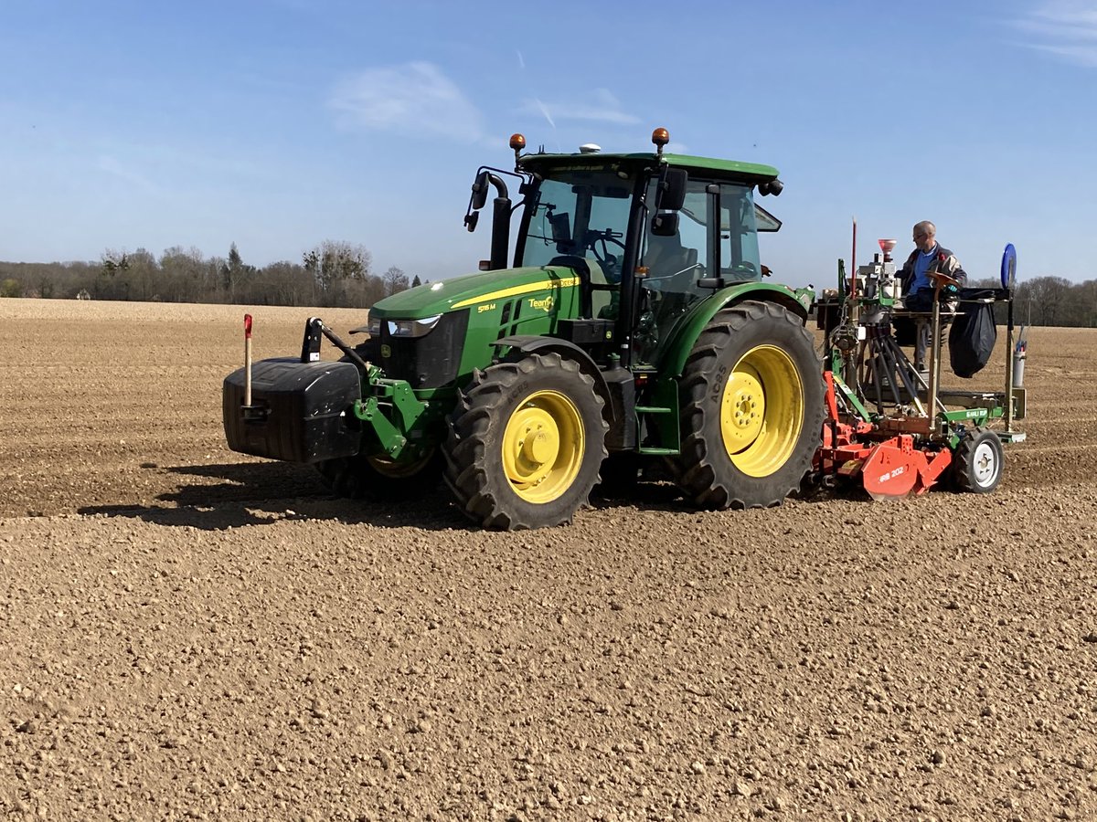benoit_nmd's tweet photo. C’est parti pour les semis des plateformes de recherche de lin fibre @ArvalisHdF @Arvalisofficiel #EtsDevogele pour le 1er de l’année. Des semis en superbes conditions, de la fraîcheur, du soleil, de la douceur. 👍🏼 
@YFlodrops  @Bluesy27 https://t.co/5lYYMLAXie