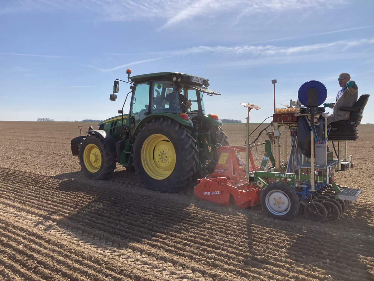benoit_nmd's tweet photo. C’est parti pour les semis des plateformes de recherche de lin fibre @ArvalisHdF @Arvalisofficiel #EtsDevogele pour le 1er de l’année. Des semis en superbes conditions, de la fraîcheur, du soleil, de la douceur. 👍🏼 
@YFlodrops  @Bluesy27 https://t.co/5lYYMLAXie