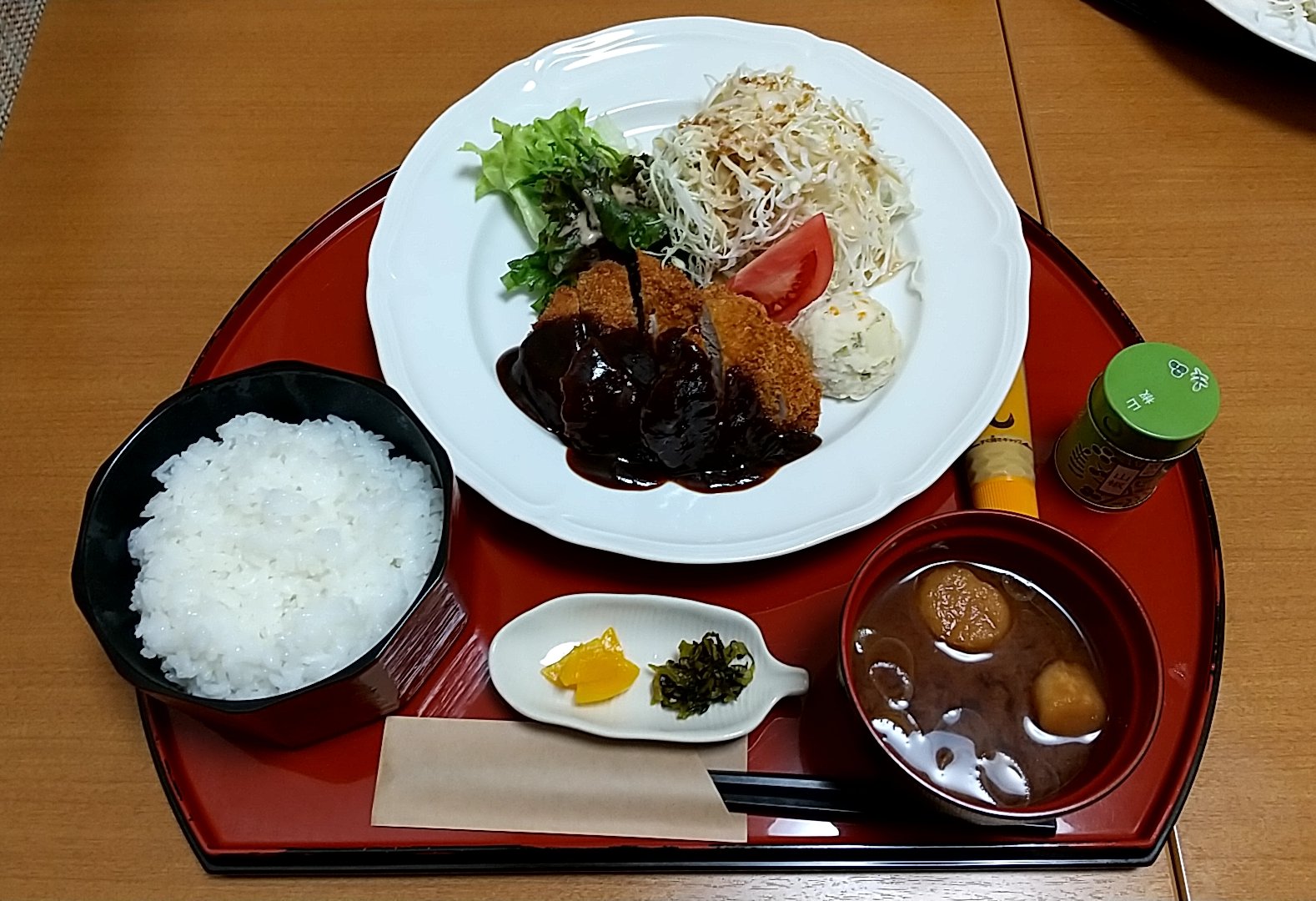 【テレビ】『味噌汁を置く位置』東西の違いが判明　東京は右前、大阪は奥　ロザン宇治原が苦笑「東京の人は冷めた味噌汁を食べてる?」★5  [jinjin★]
