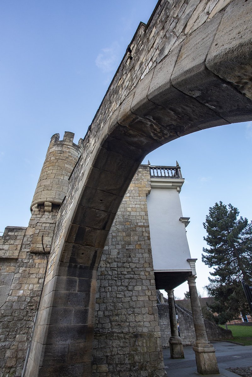 LazloUzala's tweet photo. Walmgate Bar arch @Britanniacomms @VisitYork @yorkwalls @peac4love @britain_history @amarchitettura @GenealogyBeech @PicPublic @HarmonyMindBody @travelrealize @sweetrhythms @ThePhotoHour @MartinaRosemann @Ou_Prg @ritamay1 @eoff_sylvia #York #WalmgateBar https://t.co/M5G6ffkpUF