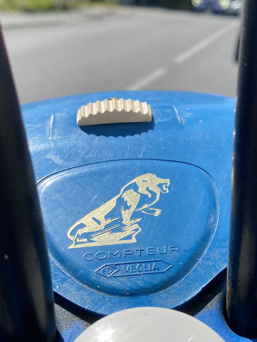 Y’a pas à dire, le nouveau #logo de <a href="/PeugeotFR/">Peugeot France</a> n’a rien à envier à celui de ma #peugeot 101 de 1968 🦁