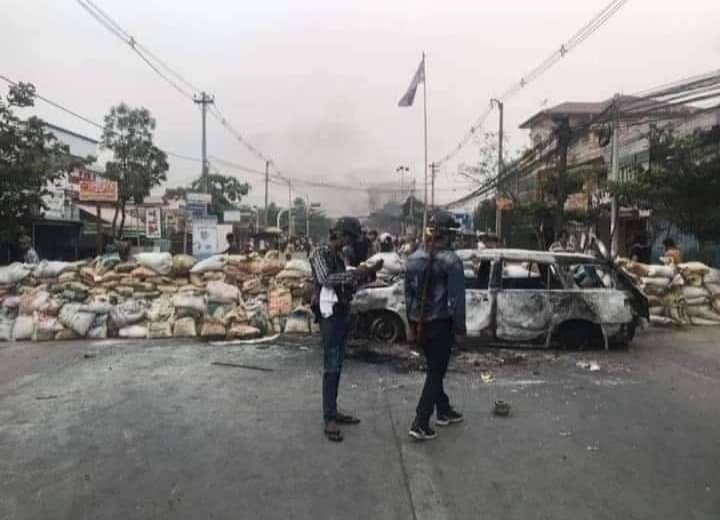 PrincessWu11's tweet photo. The public is accused of being an informer and then protesters set fire to public property. 
#WhatIsHappeningInMyanmar 
#wewantourcountryback 
#WewantDemocracy
#SaveMyammar 
#protestersviolence https://t.co/CoYT9XXnws