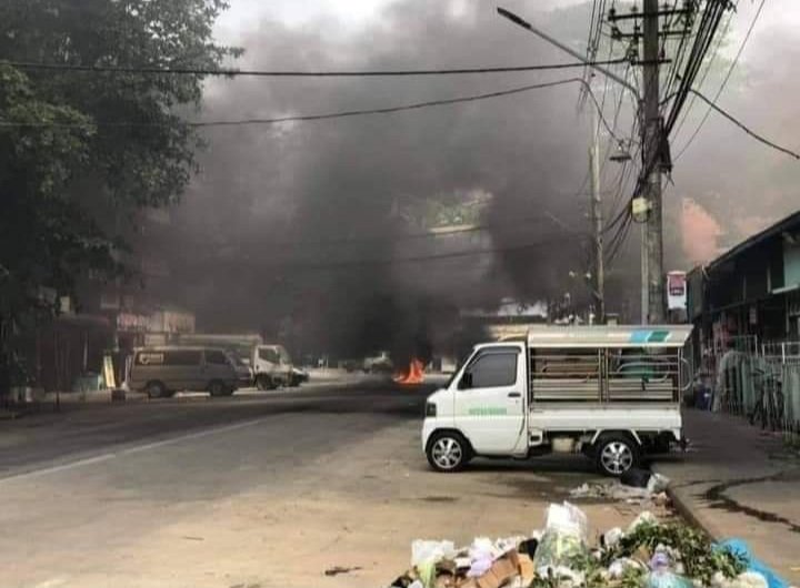 PrincessWu11's tweet photo. The public is accused of being an informer and then protesters set fire to public property. 
#WhatIsHappeningInMyanmar 
#wewantourcountryback 
#WewantDemocracy
#SaveMyammar 
#protestersviolence https://t.co/CoYT9XXnws