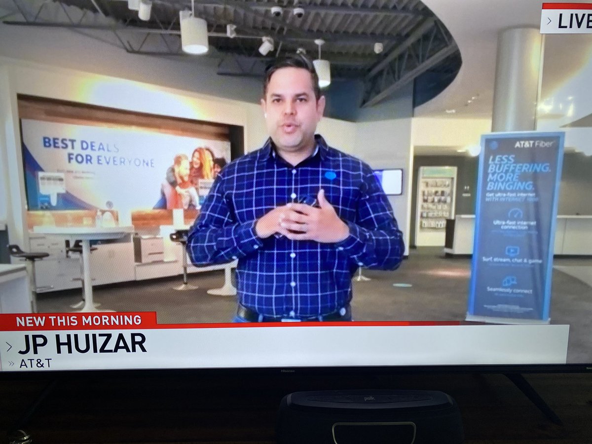 CharleneLuna13's tweet photo. Check out our very own @JP_Huizar explaining our 5G Network in San Antonio! 

#WeAreSTX • #IKnowThatGuy • #LifeAtATT • #GoWest https://t.co/Kuciu2MrSq
