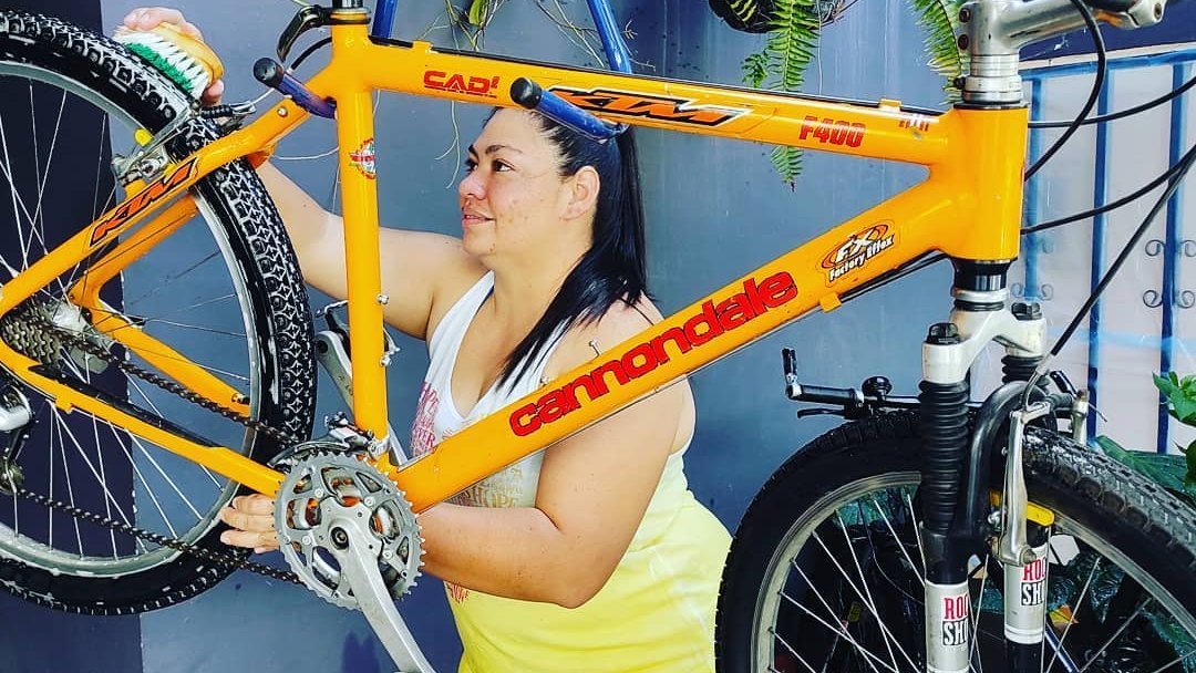 biciteclacafe's tweet photo. Xiomara llegó hace 6 meses como alumna intermedio de la Academia de Ciclismo Urbano. Hoy es parte de nuestro poderoso staff de instructoras. ¿Quieres aprender a andar en bici? ¿Quieres irte #altrabajoenbici? ¿Quieres acompañarnos en nuestros #bicitours? ¡Hoy es cuándo! https://t.co/2AyeELF4V9