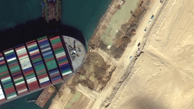germargheritti's tweet photo. El barco #EverGiven -de 400 metros de eslora y 220.000 toneladas- fue desencallado y el tráfico se reanuda, anuncia la Autoridad del #CanaldeSuez

En total 425 buques estaban atrapados el lunes a ambos lados y en el centro del canal que une el mar Rojo y el Mediterráneo https://t.co/6SUfyUBit0