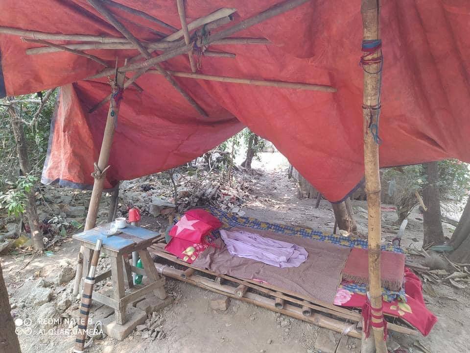 DimpleMariah's tweet photo. This brave man in the defense line got shot in the abdomen twice by Military Junta but he didn’t back off and still defending till he passed out. Rest in power hero. 
JUNTA MASSACRE 
#Mar29Coup
#WhatsHappeningInMyanmar https://t.co/h7Y8K4bdQ2