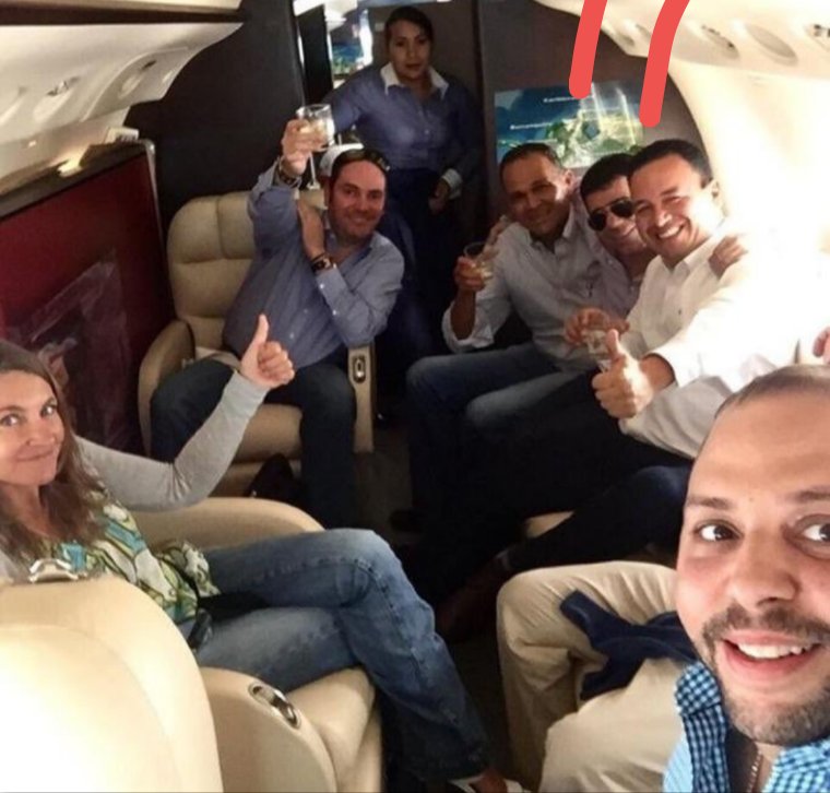 Luis10337702's tweet photo. @JGutierrezBaute @petrogustavo @AlejandroChar Alex Char Con el Narcotraficante y testaferro Ñeñe Hernández en avión privado.
Todos celebrando y muertos de la risa. https://t.co/HCwGTX1zAe