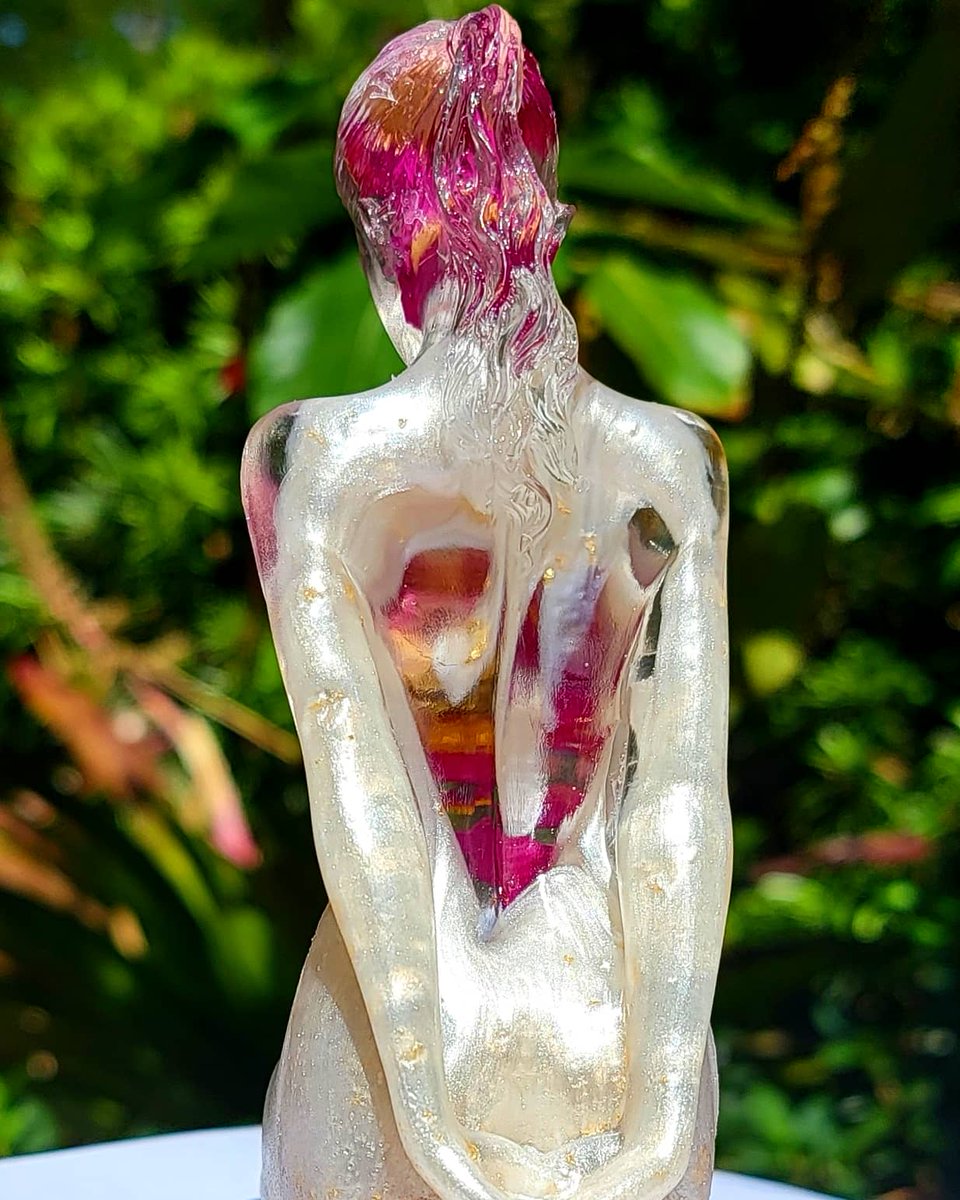 MommaResin's tweet photo. Totally in love with how this Milky Peony piece came out 🌸 Do you all like the milky pieces?!
#resin #mommaresin #resingoddess #kneelingpose #resinstatue #peonies #driedpeonies #milkbath #floralmilkbath #artepoxy #resinart_daily #resindesign #shopsmall https://t.co/CvDqsKBlqR