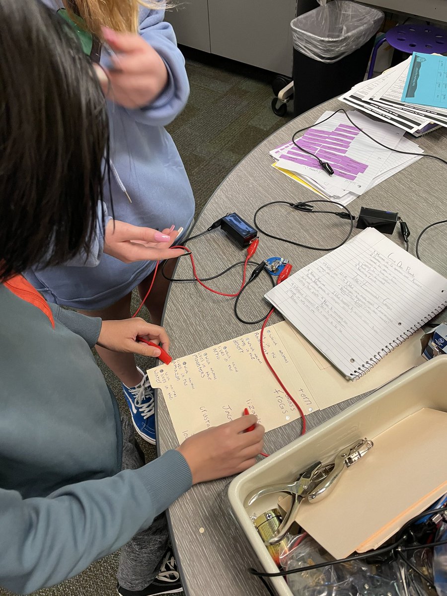 JasonTom4436's tweet photo. Batteries, lightbulbs and circuits oh my!  Building personal circuit quiz boards in fifth!  @BearCreekElem #teambce #science https://t.co/sjewSf6KGE