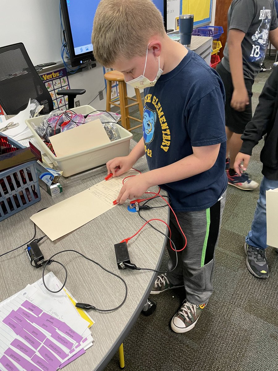 JasonTom4436's tweet photo. Batteries, lightbulbs and circuits oh my!  Building personal circuit quiz boards in fifth!  @BearCreekElem #teambce #science https://t.co/sjewSf6KGE