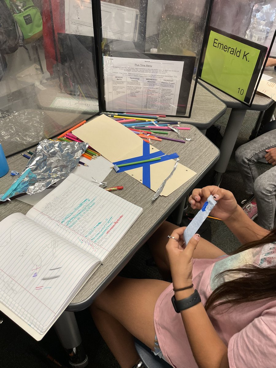 JasonTom4436's tweet photo. Batteries, lightbulbs and circuits oh my!  Building personal circuit quiz boards in fifth!  @BearCreekElem #teambce #science https://t.co/sjewSf6KGE