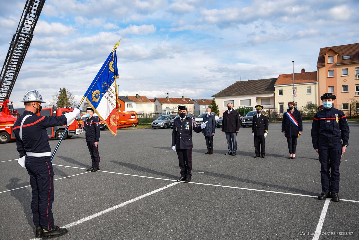 SDIS57's tweet photo. Vendredi 26 mars, sous l'autorité du Sous-@Prefet57 & du président CASDIS, le Colonel F. VALLIER, Chef de Corps & directeur départemental du SDIS 57 a remis le commandement de l’unité opérationnelle de Sarreguemines à la Capitaine A. BECK qui succède au Commandant M. OBERHAUSER. https://t.co/1Nh7MSTNnr