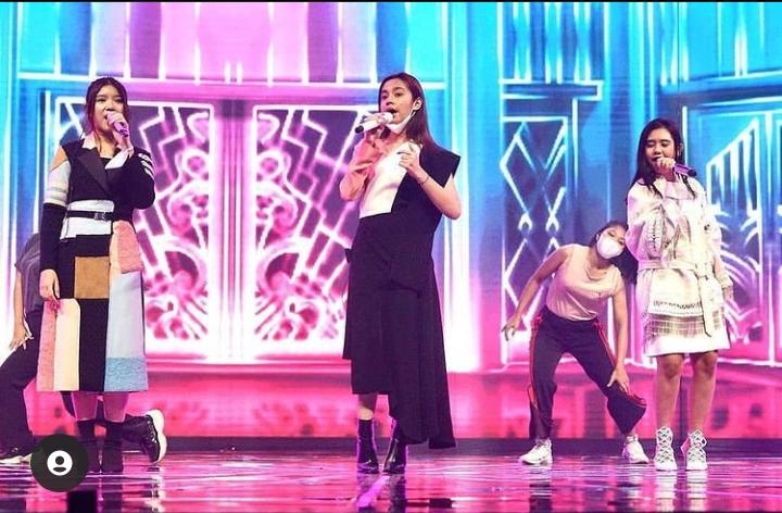 Indri79693538's tweet photo. Siapa yang udah gasabar nonton mereka bertiga sini absen dulu👏👏 @YaelahZiva @LyodraIdol10 @initiaraandini 
@ZivellasOFC
@MylyodraOfc
@MooTiaraOffici1
#SuperGirlsComeBack https://t.co/9a0LCgABQ2