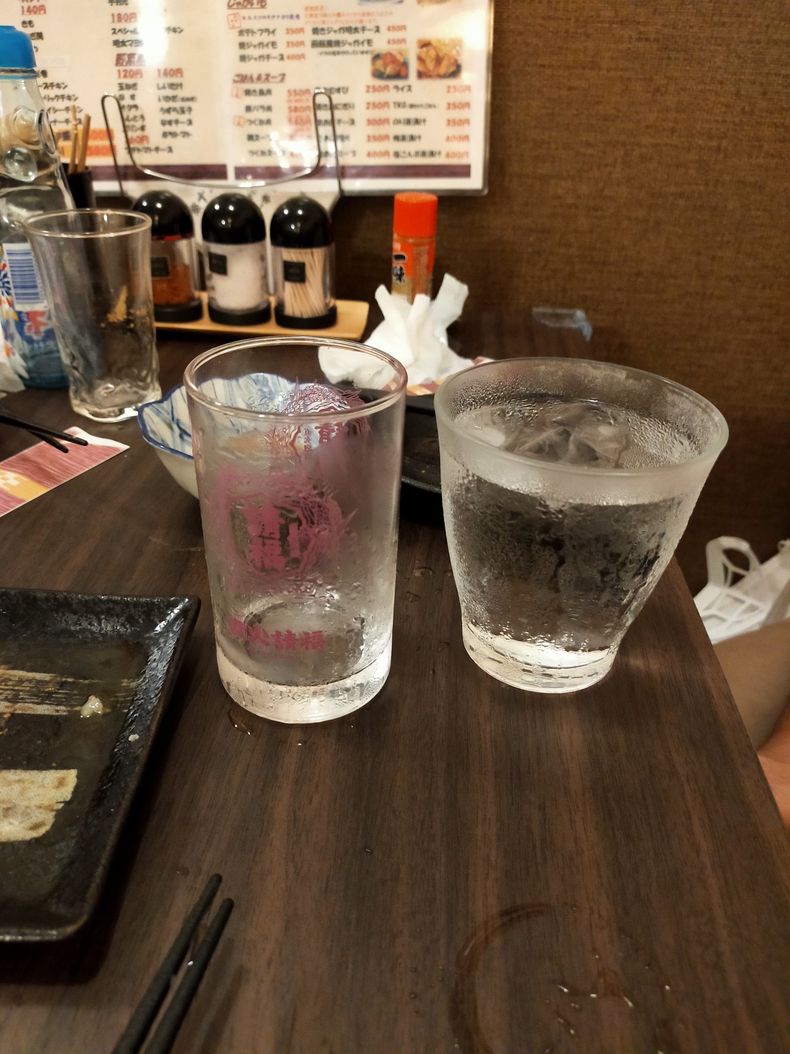تويتر キック على تويتر 右がチェイサー 左が泡盛でした 飲んじゃったけど グラス的に左がチェイサーだと思いこんで 薄いねぇって言って飲んでいた元旦那 水 飲む って言われて飲んだら ガッツリ泡盛飲んてしまった やられたよ 私も天然だけど 彼
