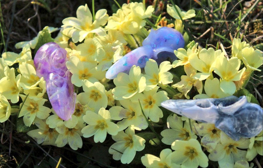 pouring_art's tweet photo. CN skulls

mini raven skulls as pendant for necklaces and keychaines. 

___
#art #artist #artistsontwitter #resin #resinart #witchy #witch #skull #raven https://t.co/rGQ8yxlWzZ