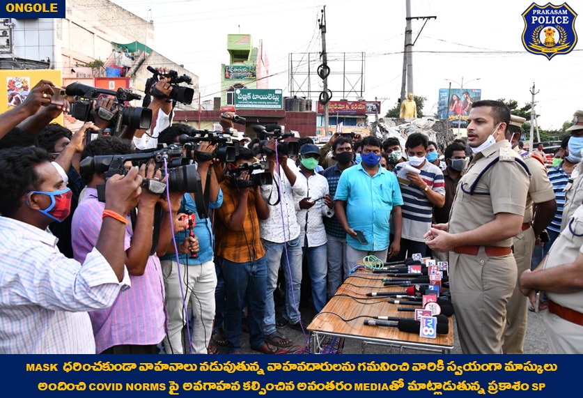 prakasam_police's tweet photo. Corona నియంత్రణ చర్యల్లో భాగంగా ఒంగోలులో Special Driveలో పాల్గొన్న SP; స్వీయ సంరక్షణ పాటించాలని హితవు, Covid నియమాలను ఉల్లంఘిస్తే భారీ మూల్యం తప్పదని హెచ్చరిక.
#coronaawarenesscampaign
#MakePeopleAware
#CovidNorms
#FaceMaskDistortion
#IPS
#Siddharthkaushal
#APPolice https://t.co/TXPR1uHOjF
