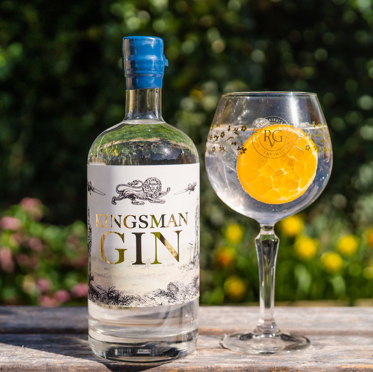 ribblevalleygin's tweet photo. Celebrate Easter with a few G&amp;Ts in the garden with 5 of your friends this weekend  🍸

Kingsman Gin has been made exclusively for The Duke Of Lancaster's Regiment &amp; their regimental charity who support serving soldiers, veterans &amp; their families. https://t.co/kvVT5gTDli