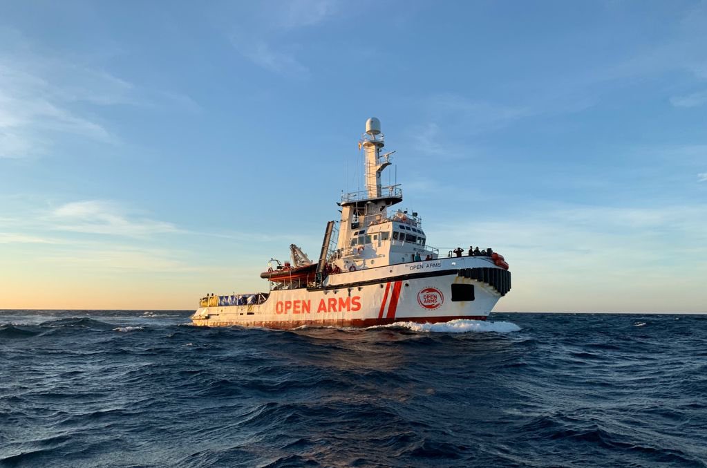 3 rescates en las últimas 24h y todos en zona de responsabilidad maltesa. 
El #OpenArms navega con 219 personas a bordo, 56 menores, 17 con menos de 10 años, 13 mujeres, 2 de ellas embarazadas.
#CadaVidaCuenta