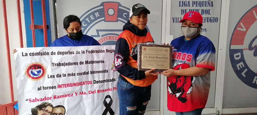 FederacinRegio2's tweet photo. La Comisión de Deportes de la FRTM rindió un homenaje a nuestros compañeros Salvador Ramírez y Ma. del Rosario Portilla, quienes fueron promotores del Deporte, por ello este años el Torneo de Softbol llevara su nombre. https://t.co/A6qo3hvYIC