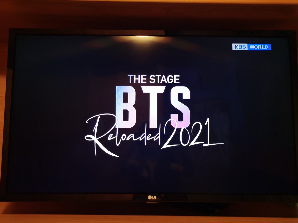 iamgrachelle_'s tweet photo. Who else is watching @BTS_twt in @KBSWorldTV right now?!!! 😭 DAMAYAN NYO KO!!! 😍🤩😭😂🤣
#BTS #KBSWorld #방탄소년단 #LetsBTS #BTSDebut https://t.co/sW6NqSd9hR