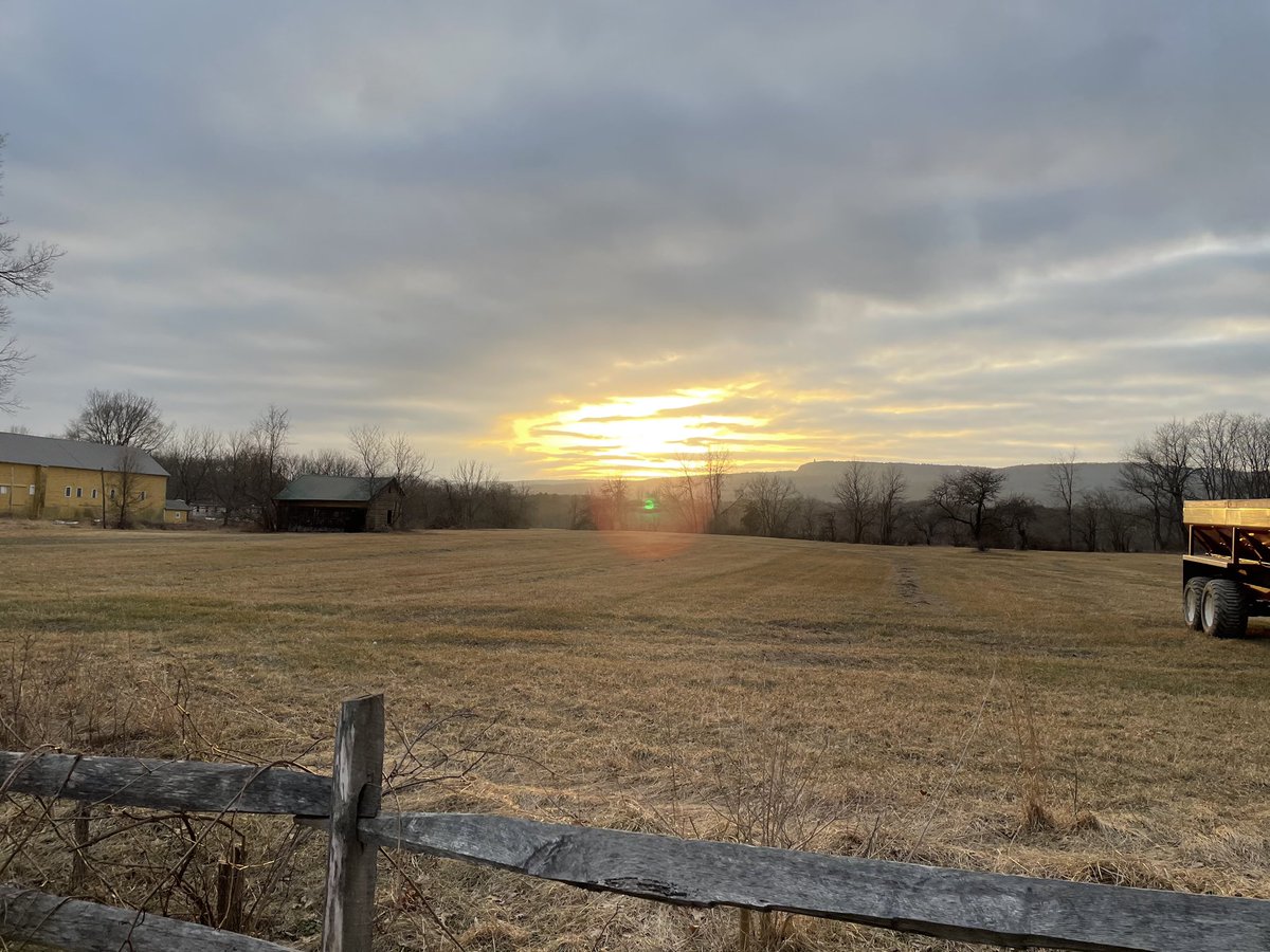 KZraly's tweet photo. I was thrilled with the weather last week-I was able to ride my bike without the threat of snow! As I usually do on my bike rides, I captured this beautiful sunset. While this week's weather is cooling off a bit, let these photos be a reminder that warmer days are ahead. 🙏❤🍷 https://t.co/8YcGwdTnoM
