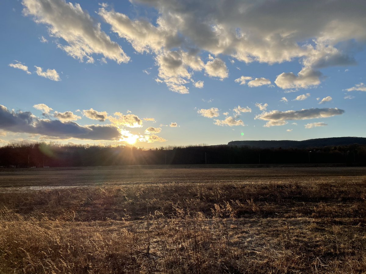KZraly's tweet photo. I was thrilled with the weather last week-I was able to ride my bike without the threat of snow! As I usually do on my bike rides, I captured this beautiful sunset. While this week's weather is cooling off a bit, let these photos be a reminder that warmer days are ahead. 🙏❤🍷 https://t.co/8YcGwdTnoM