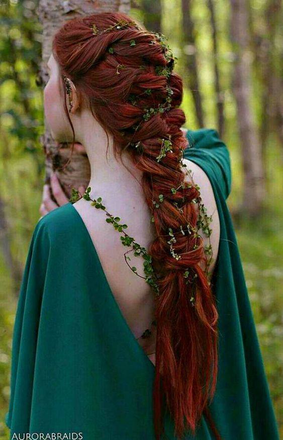 TrendBeautiful's tweet photo. To help you out, we’ve rounded up incredible hair accessories to make your wedding day memorable.  Watch a video at https://t.co/N2PfObXuEG https://t.co/7nyHv5S90j