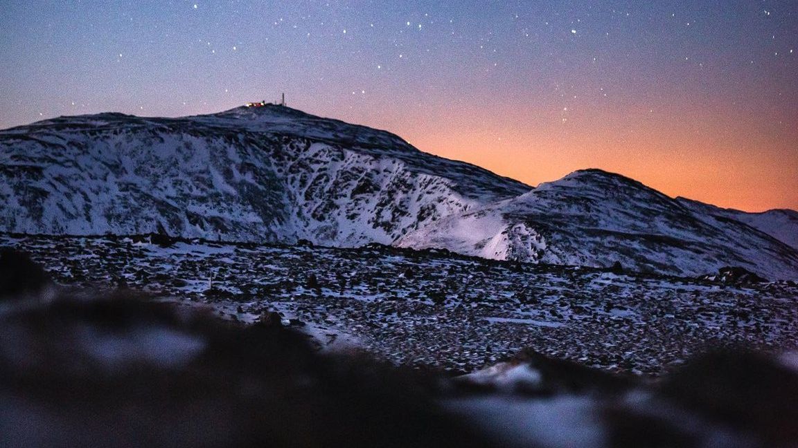 There's just something quite magical about this photo.  📷: @coreyoutdoors (Mount Washington) #MountainMonday #whitemountains #visitnh