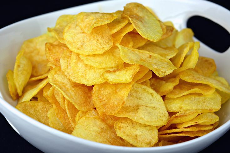 Картофельные чипсы в каком году придумали. Чипсы Potato Chips. Potato Fries чипсы. Батат чипсы. Чипсы в тарелке.