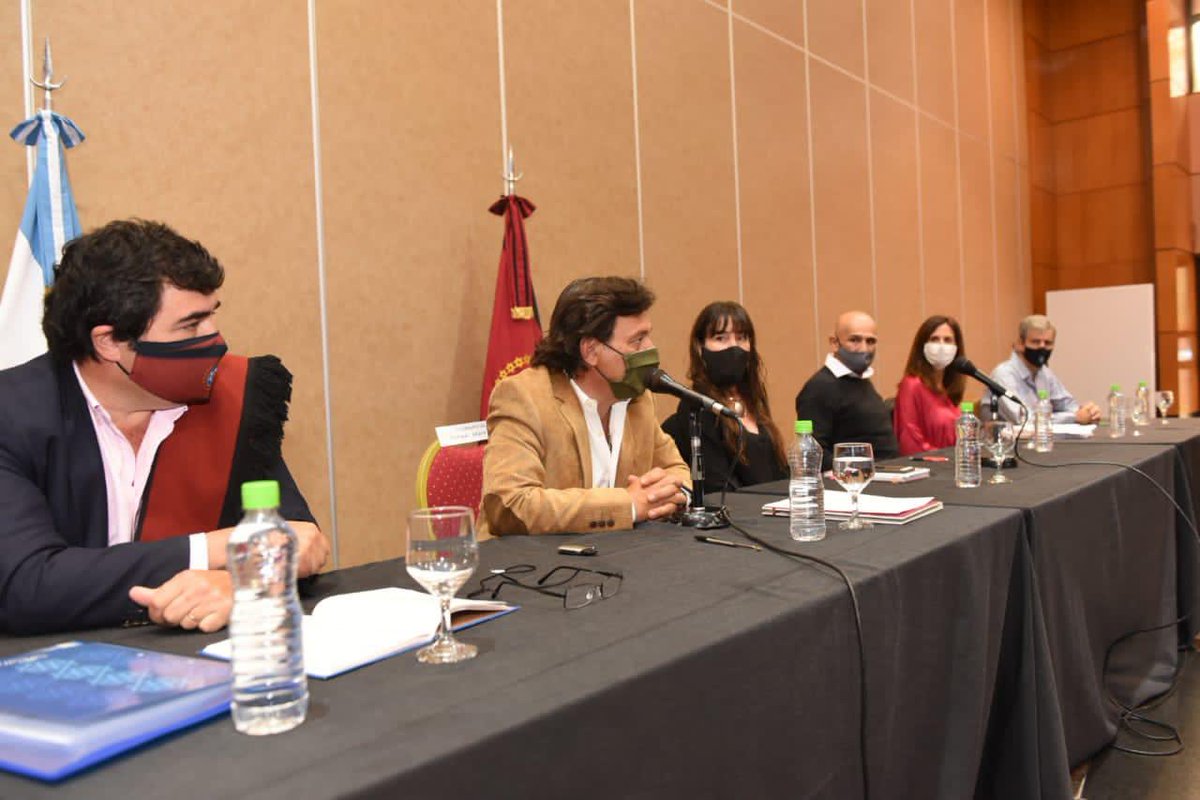 Nos reunimos con la mesa interministerial que trabaja en los departamentos en emergencia sociosanitaria: Rivadavia, San Martín y Orán. 

Trabajamos juntos para atender las necesidades de las comunidades originarias de la zona y llevarles soluciones concretas.