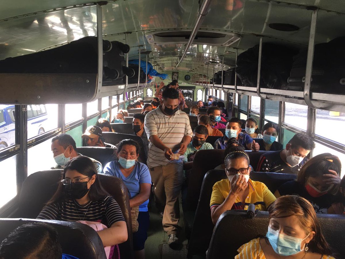 EDNTVHN's tweet photo. #EDNInforma Irrespetando medidas de bioseguridad como el distanciamiento social miles de viajeros se desplazan a las diferentes ciudades del país para disfrutar de Semana Santa. #EDNTV #MedidasDeBioseguridad #DistanciamientoSocial #Honduras #SemanaSanta https://t.co/Of5OHD6UNi