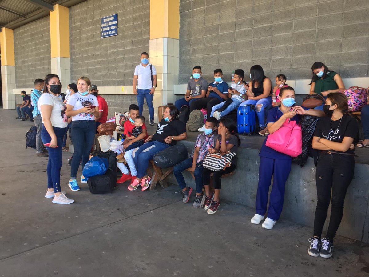 EDNTVHN's tweet photo. #EDNInforma Irrespetando medidas de bioseguridad como el distanciamiento social miles de viajeros se desplazan a las diferentes ciudades del país para disfrutar de Semana Santa. #EDNTV #MedidasDeBioseguridad #DistanciamientoSocial #Honduras #SemanaSanta https://t.co/Of5OHD6UNi