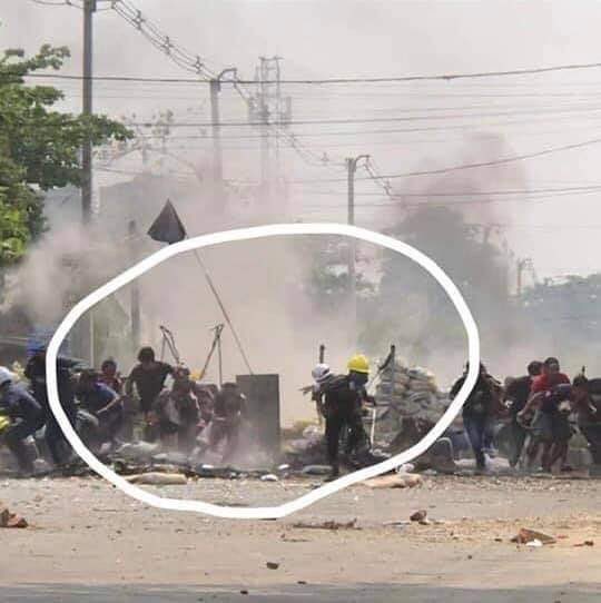 maytoekhine's tweet photo. Min Aung Hlaing’s terrorists group seen to be using M79 grenade launcher to crackdown in #SouthDagon today against defenseless citizens!! #WhatsHappeninglnMyanmar #Mar29Coup https://t.co/gnuGQaXISQ