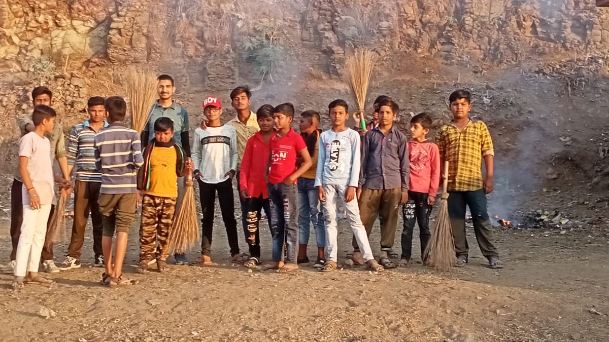 vinodlodhi707's tweet photo. संयुक्त विद्यार्थि शायम शाखा नई कोलोनी मक्सी द्वारा वार्ड क्र 1 आंगनवाड़ी के आसपा�� स्वछता कार्य किया गया #देश_की_शान_RSS
#देश_की_शान_RSS
#देश_की_शान_RSS 
#देश_की_शान_RSS https://t.co/0qu6738gNq