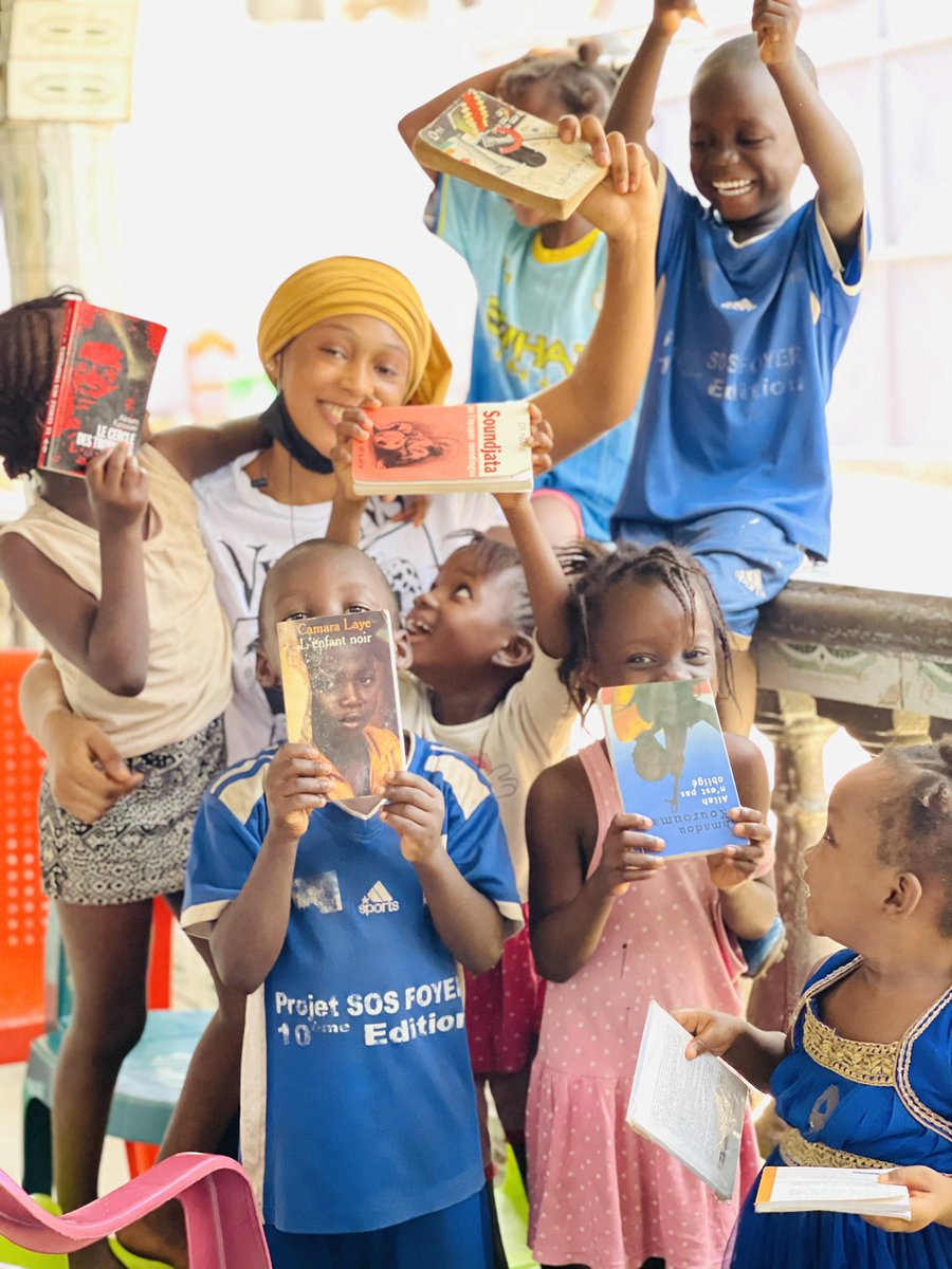 SoumahMambia's tweet photo. Hello!

Ici c’est l’orphelinat le bon samaritain Guinée 🇬🇳 où je fais des séances de révisions avec les enfants ♥️ ce matin j’ai décidé de leur raconter un peu l’histoire de notre cher pays la Guinée 🇬🇳♥️ ils sont très attentifs et curieux 🥰 mais très difficile de leur gérer 😂 https://t.co/ROo77jDqGn