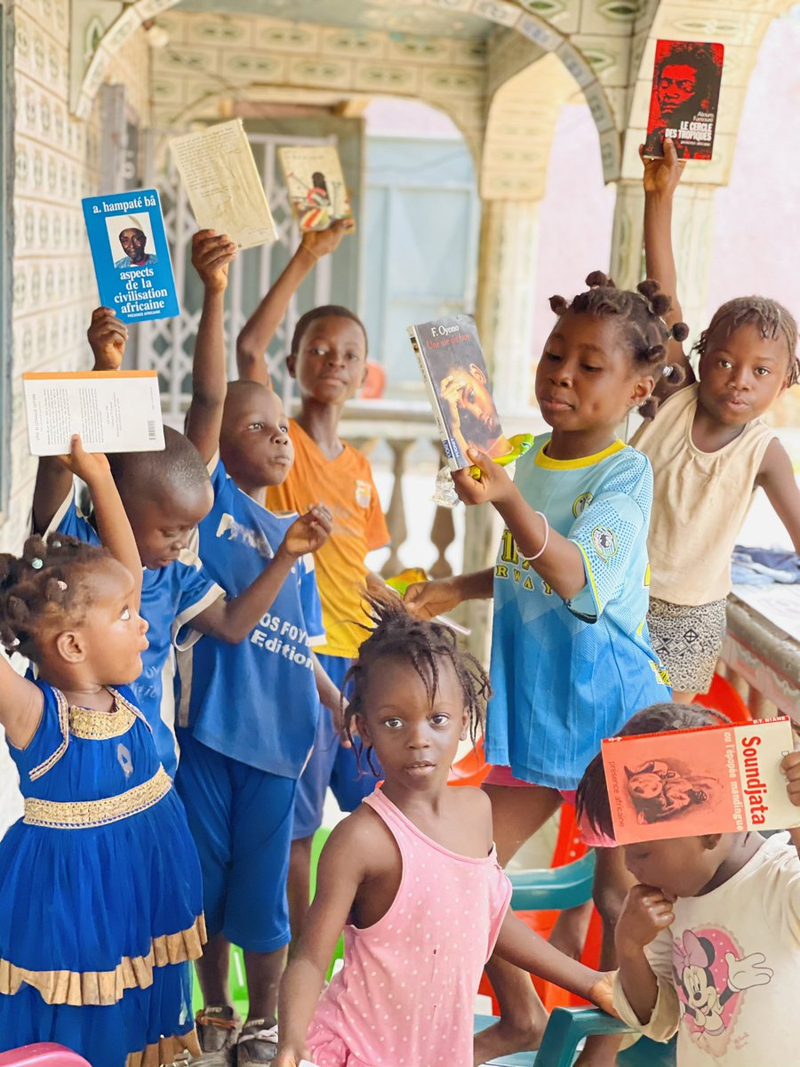 SoumahMambia's tweet photo. Hello!

Ici c’est l’orphelinat le bon samaritain Guinée 🇬🇳 où je fais des séances de révisions avec les enfants ♥️ ce matin j’ai décidé de leur raconter un peu l’histoire de notre cher pays la Guinée 🇬🇳♥️ ils sont très attentifs et curieux 🥰 mais très difficile de leur gérer 😂 https://t.co/ROo77jDqGn