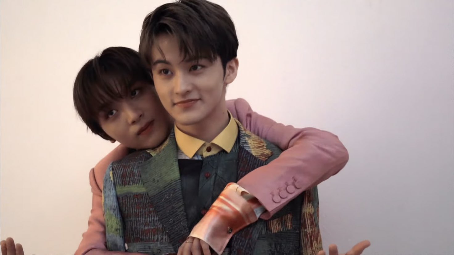hourly mark lee 🕶️ on X: "markhyuck back hugs through the years 🐯🐻 #MARK  #HAECHAN #마크 #해찬 #NCT https://t.co/QYEZsz5FRg" / X