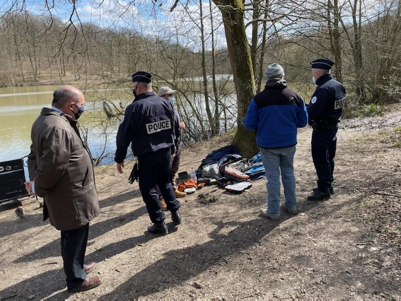 Prefet62's tweet photo. Dedans avec les miens, dehors en citoyen.
- - -
Guillaume Thirard, sous-préfet de #SaintOmer, a participé ce week-end, aux côtés de la @Gendarmerie et de la @PoliceNat62, à des opérations de contrôle visant à s'assurer du respect des mesures sanitaires à #Tilques et #SaintOmer. https://t.co/ucnFLwDc4C