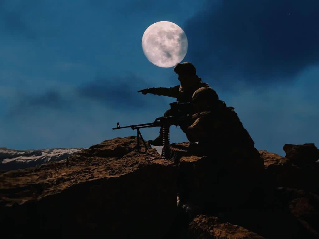 tcsavunma's tweet photo. Bize Ay Yıldız’ın ışığı yeter! 

📍Hakkari / Çukurca
 
Kahraman Komandolarımız dün gece 2173 rakımlı Tepe Üs bölgesinde icra ettikleri teröristle mücadele harekâtını #SüperAyın ışığında gerçekleştirdi. https://t.co/oaGW9QghOt