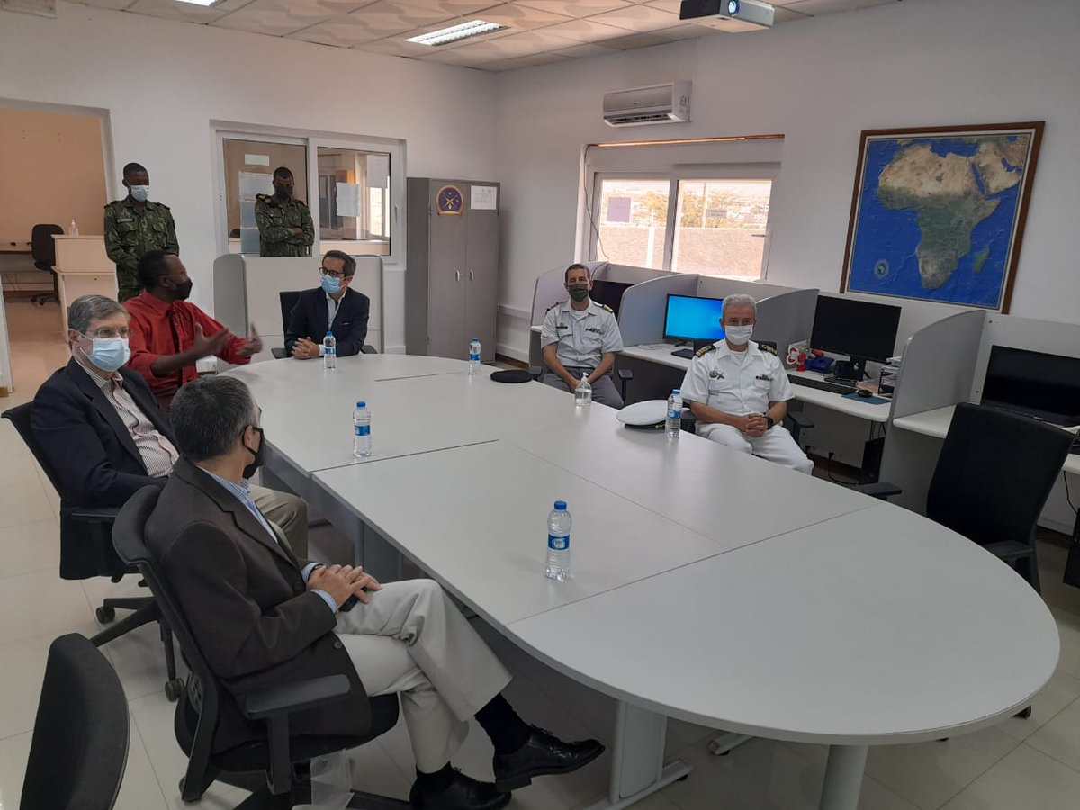 politica_defesa's tweet photo. No seguimento da visita a 🇨🇻 para negociação do novo #PQ sobre #CDD, a @politica_defesa 🇵🇹 esteve no Centro inter-agências de Operações de #SegurançaMarítima #COSMAR 🌊. @defesa_pt https://t.co/RXD9PLQdwU